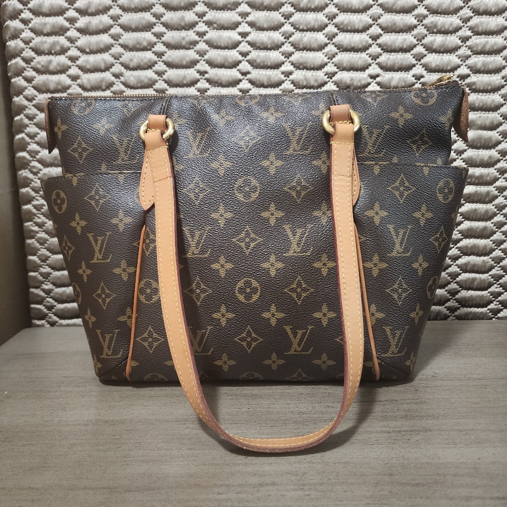 AUTHENTIC louis vuitton TOTALLY  PM (12 yrs.old)